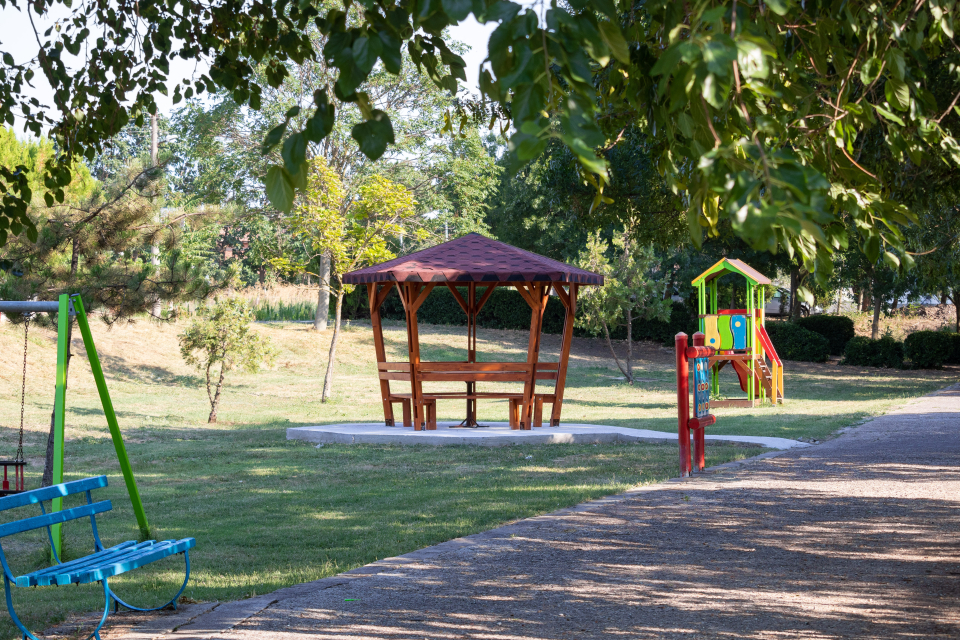 
Чисто нова беседка ще краси паркът на село Роза и ще бъде на разположение за жителите и гостите на населеното място.
Тя бе монтирана днес, в близост...